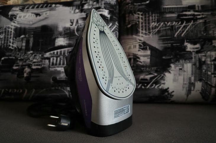 Hvordan bagepulver giver jernsolepladen nyt liv: reaktionen, der opløser sod