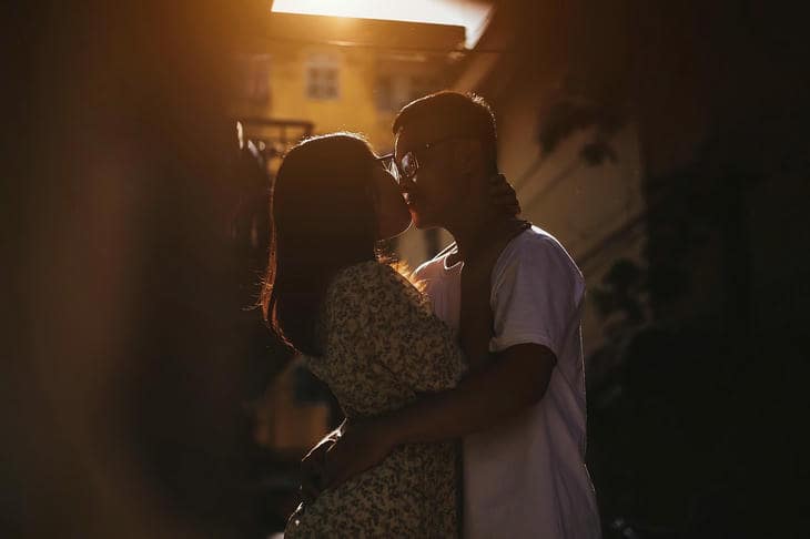 Hvorfor bevare ømheden, når lidenskaben er forbi: hvordan varme vaner bliver skelettet til langvarig kærlighed